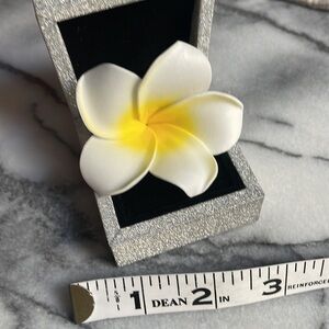 🌹 FREE w/purchase Plumeria flower blossom hair clip